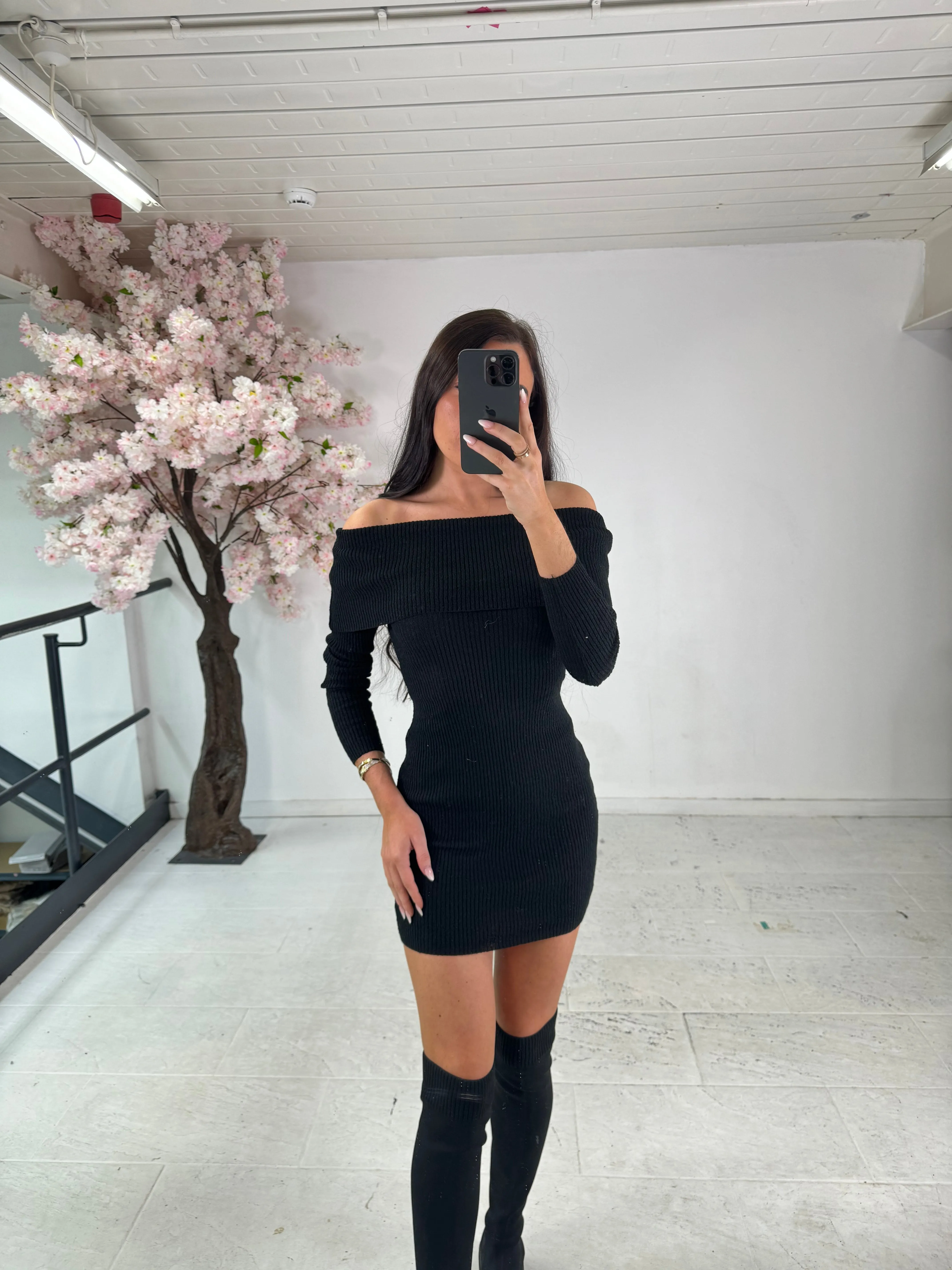 Off the shoulder knit dress - black